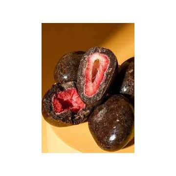 vista cercana de fresas liofilizadas cubiertas de chocolate negro