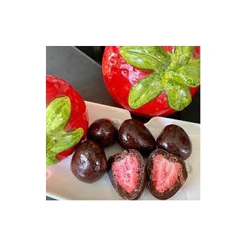 bolas crujientes de fresas con chocolate negro