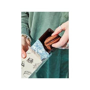 interior de la caja de galletas de avena y chocolate negro